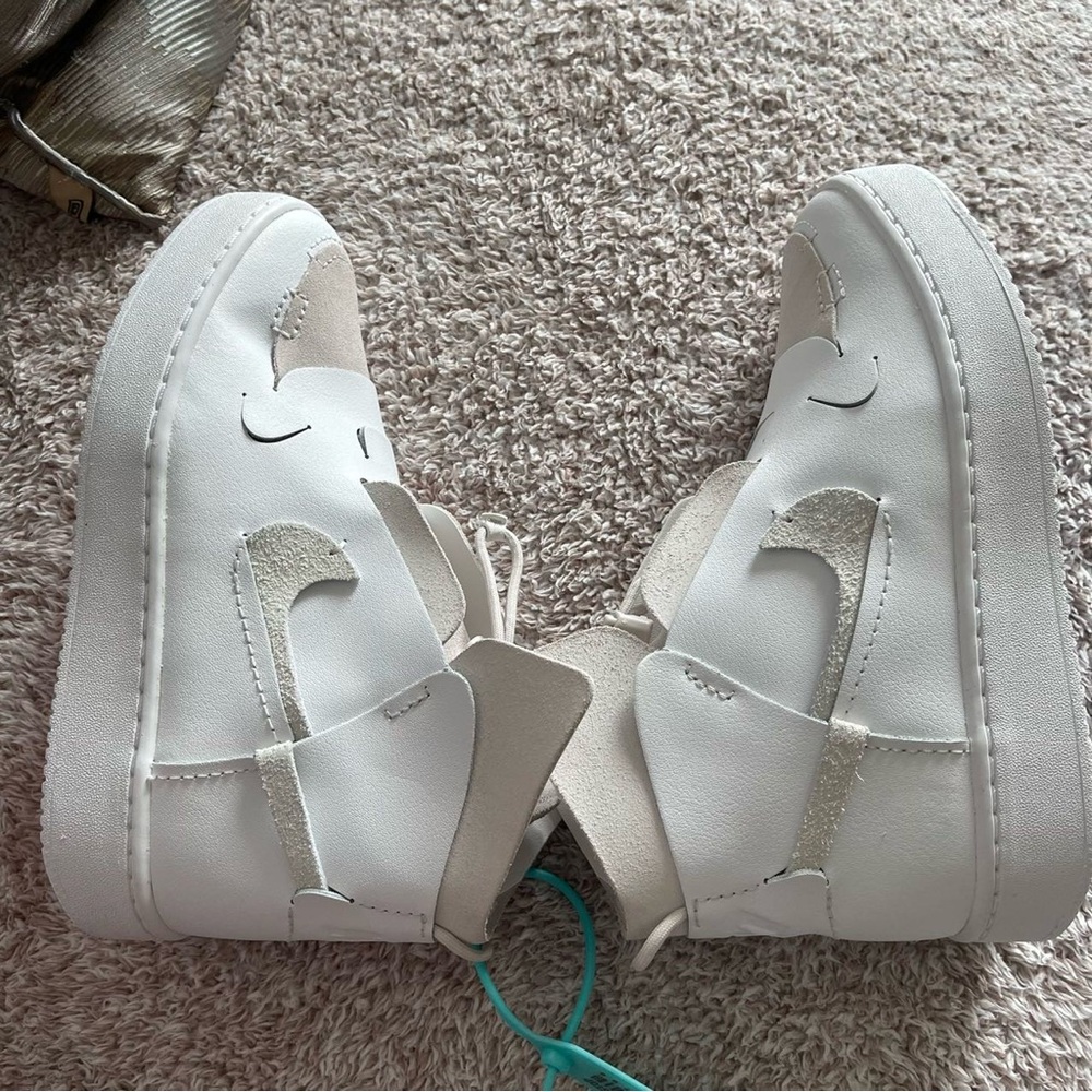 Nike - Picture 2 of 6